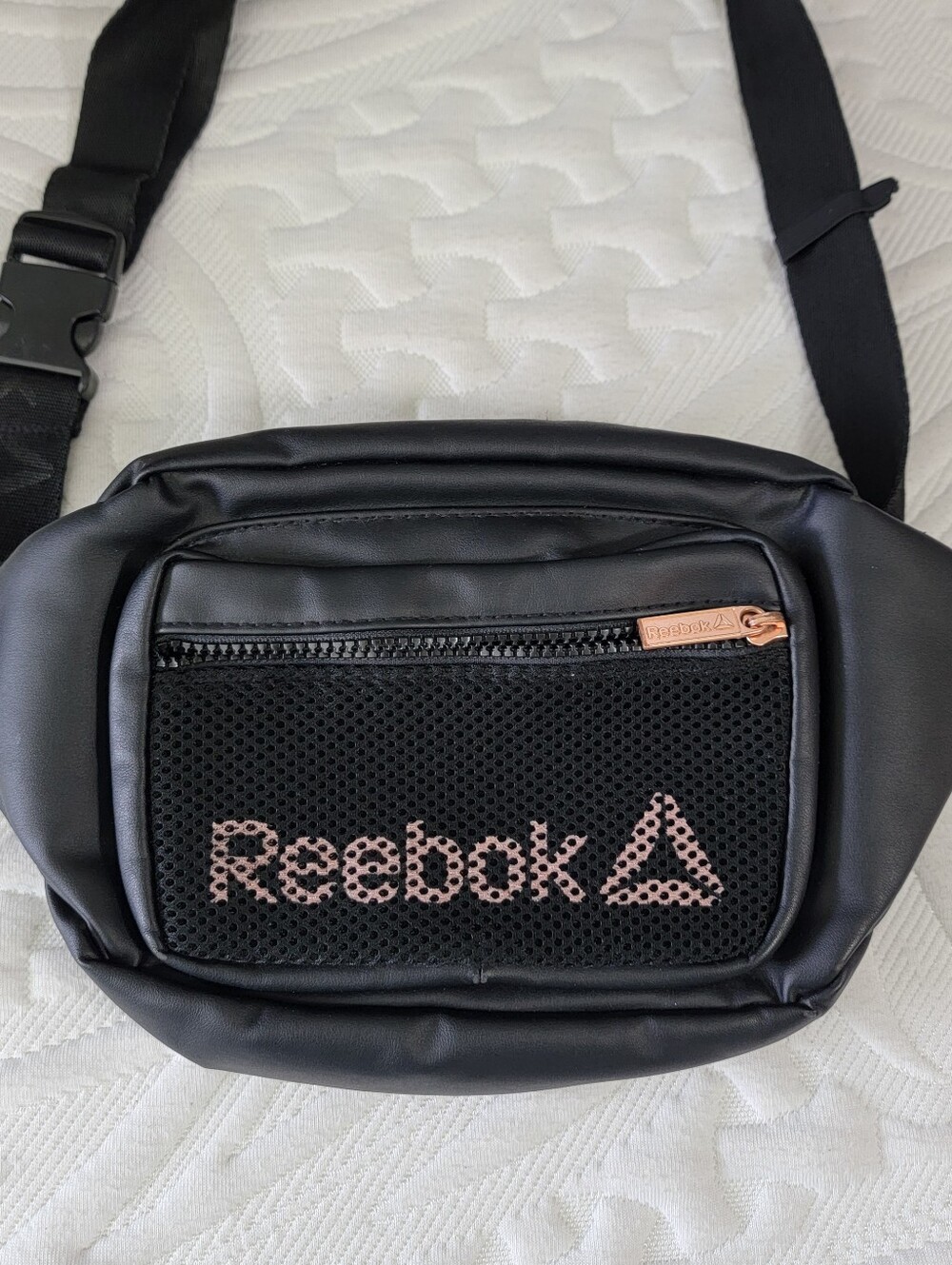 Reebok Unisex Black Fanny Pack Adjustable Strap Waist Band Faux Leather Mesh